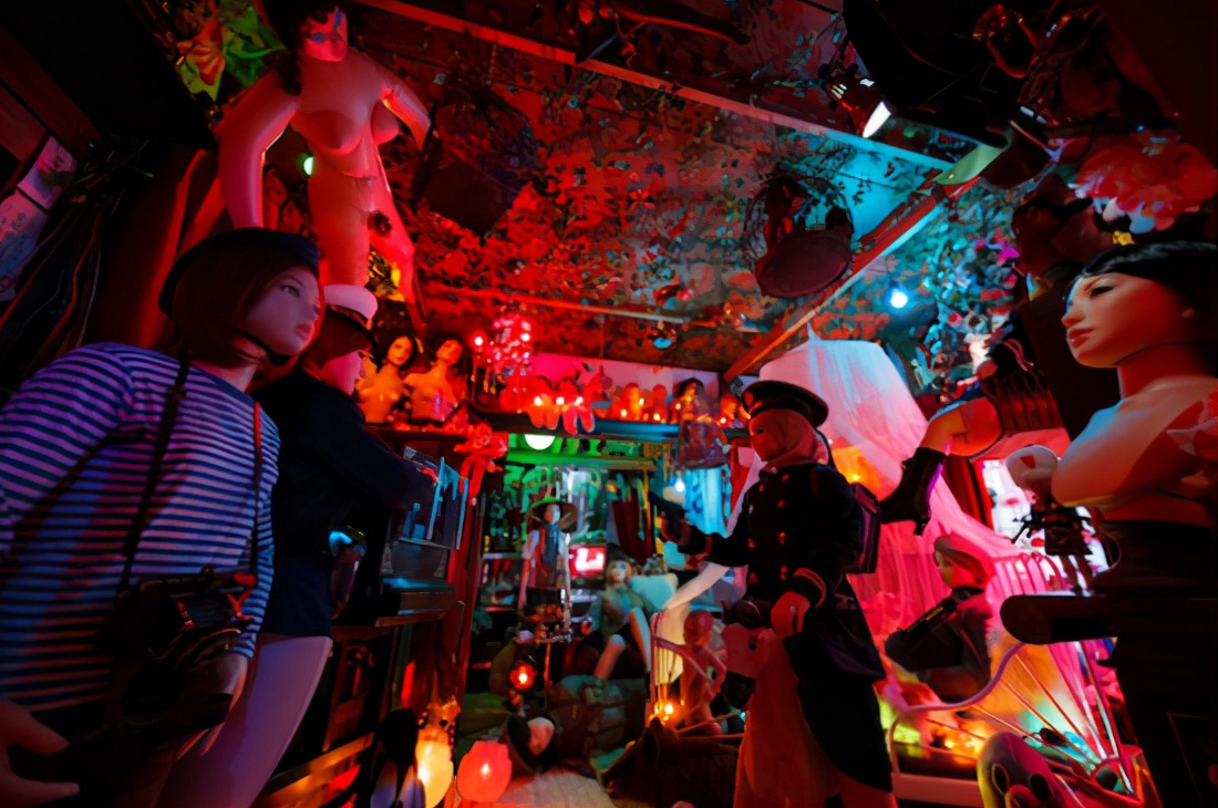 Japanese photographer transforms a house into a private physical doll museum-04